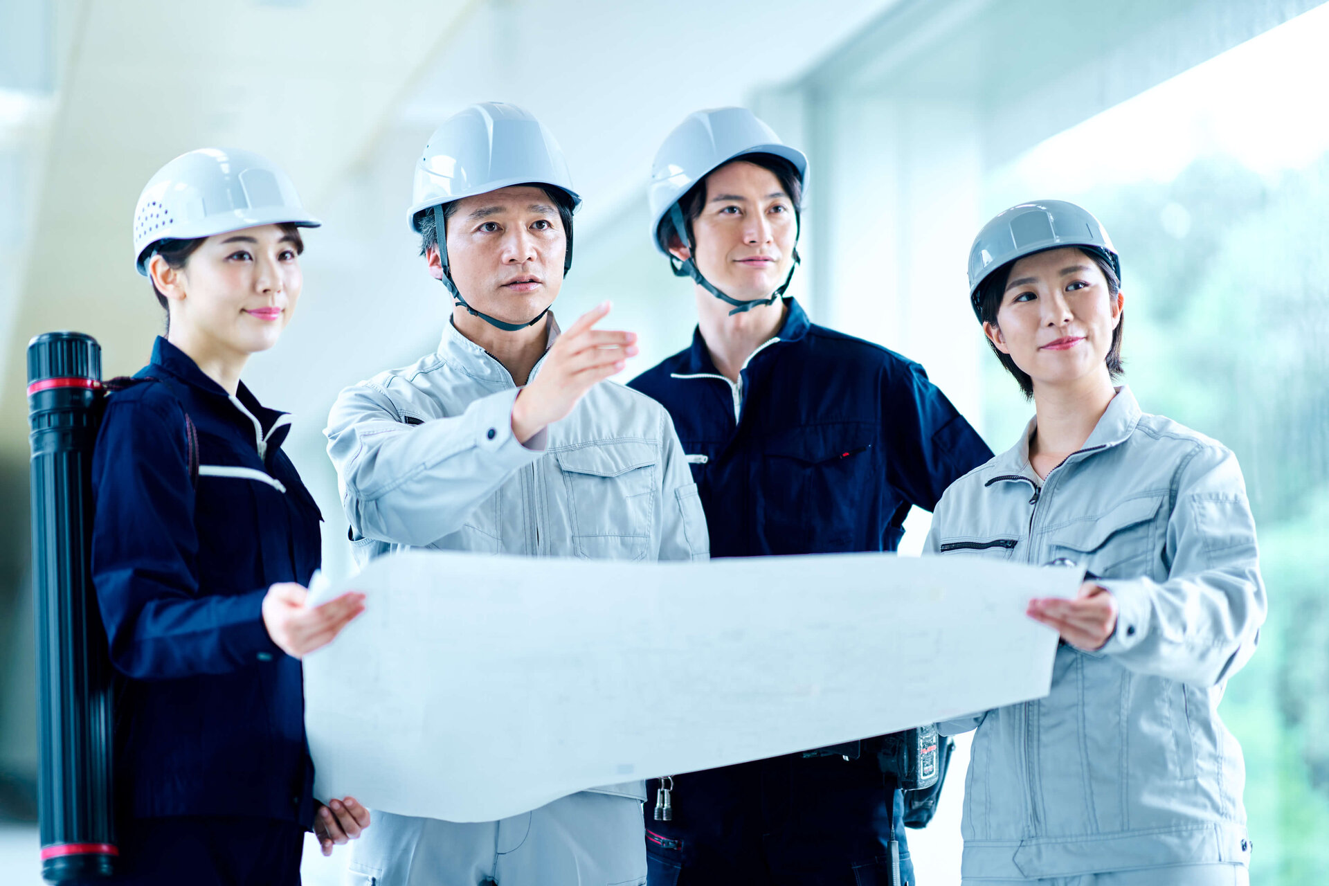 建設現場で図面を確認するチーム